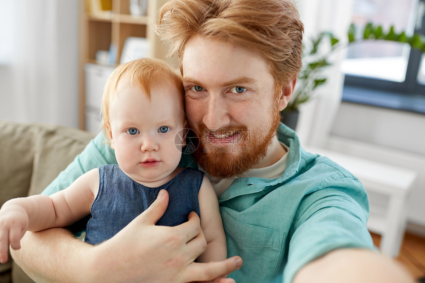 家庭,父亲人的快乐的红头发父亲小宝贝女儿家里自拍快乐的父亲婴儿家里自拍快乐的父亲婴儿家里自拍图片