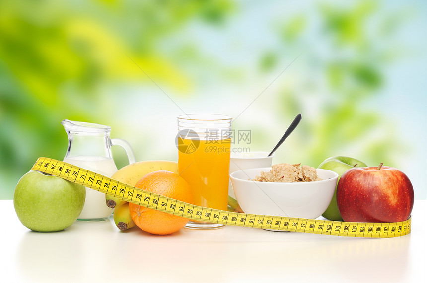饮食健康的饮食早餐食物测量磁带桌子上的绿色自然背景早餐食物桌子上的测量磁带早餐食物桌子上的测量磁带图片