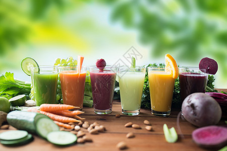 健康的饮食,饮料,饮食排眼镜与同的水果蔬菜汁食物桌子上的绿色自然背景同水果蔬菜汁的眼镜同水果蔬背景图片
