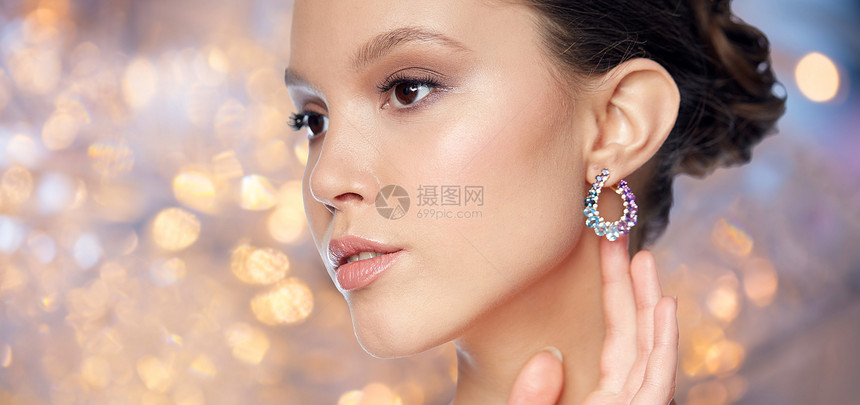 美丽的亚洲女性的脸与耳环图片