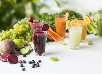 健康的饮食,饮料,饮食排眼镜与同的水果蔬菜汁食物桌子上的绿色自然背景同水果蔬菜汁的眼镜同水果蔬图片