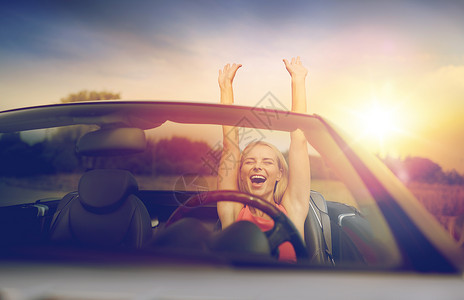 旅行,暑假,公路旅行人们的快乐的轻女人敞篷汽车享受阳光开敞篷车的快乐轻女人开敞篷车的快乐轻女人背景图片