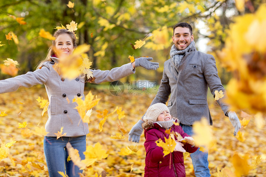 家庭,季节人的快乐的母亲,父亲小女儿公园玩秋叶快乐的家庭公园玩秋叶快乐的家庭公园玩秋叶图片