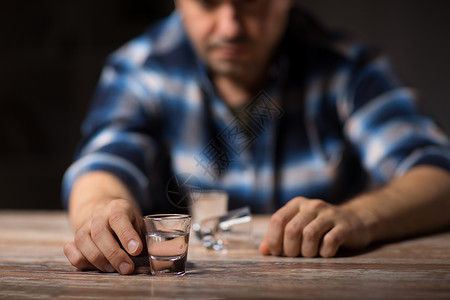 酗酒,酗酒人的男酗酒晚上男人晚上喝酒男人晚上喝酒背景图片