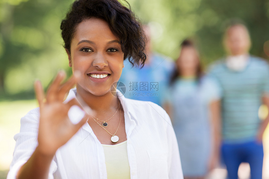 人,友谊国际快乐的微笑的女人户外展示牌群快乐的朋友户外群快乐的国际朋友户外群快乐的国际朋友户外图片