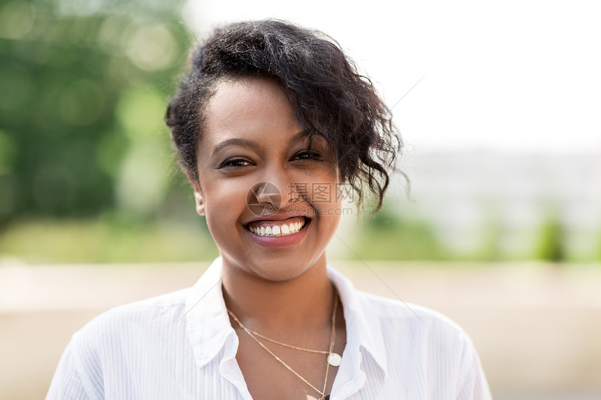人,种族,种族肖像快乐的非裔美国轻妇女户外夏季快乐的非裔美国轻女子户外快乐的非裔美国轻女子户外图片