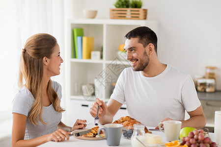吃饭人们的幸福的夫妇家里吃早餐幸福的夫妇家吃早餐图片