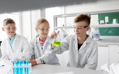 教育科学儿童学校实验室学化学的试管的孩子试管的孩子学校学化学图片