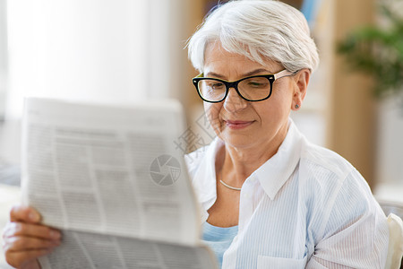 年龄文章中老年妇女在家阅读报纸背景