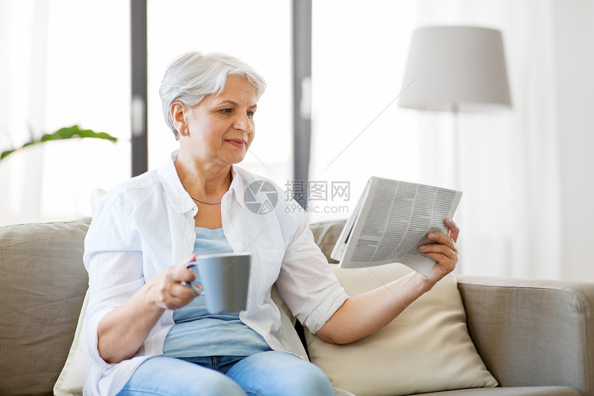 老休闲人的快乐的老妇女家喝咖啡茶看报纸家里咖啡读报纸的高级女人图片