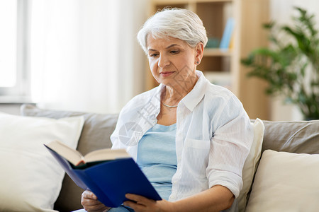 龄,休闲人的老妇女家阅读书籍老妇女家看书图片