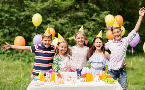 女孩气球夏季花园快乐的孩子生日聚会背景