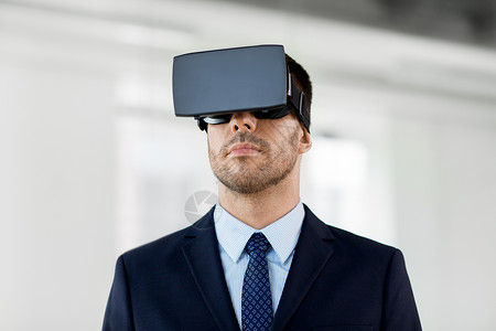 商业,技术增强现实商人与VR耳机办公室办公室配备虚拟现实耳机的商人图片
