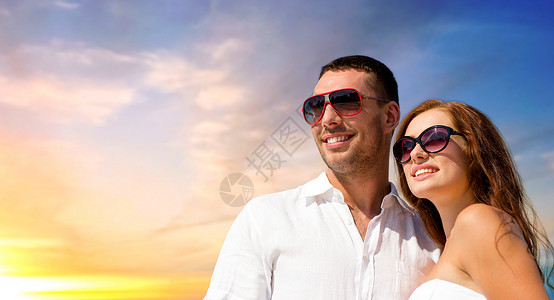 已婚的太阳镜浪漫的约会高清图片