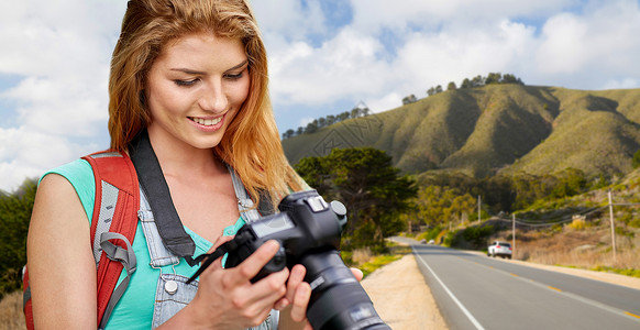 旅行,旅游摄影快乐的轻女人,背包相机拍摄加州背景的大丘女人带着背包相机大丘上背景图片