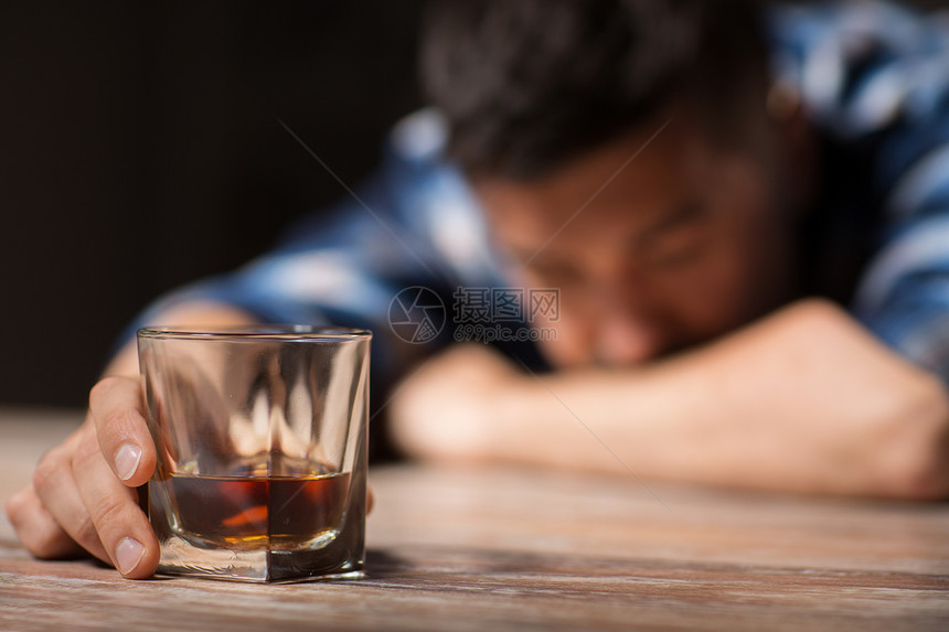 酒精男酒精与杯威士忌躺桌子上晚上睡觉晚上桌子上喝了杯酒的醉汉图片