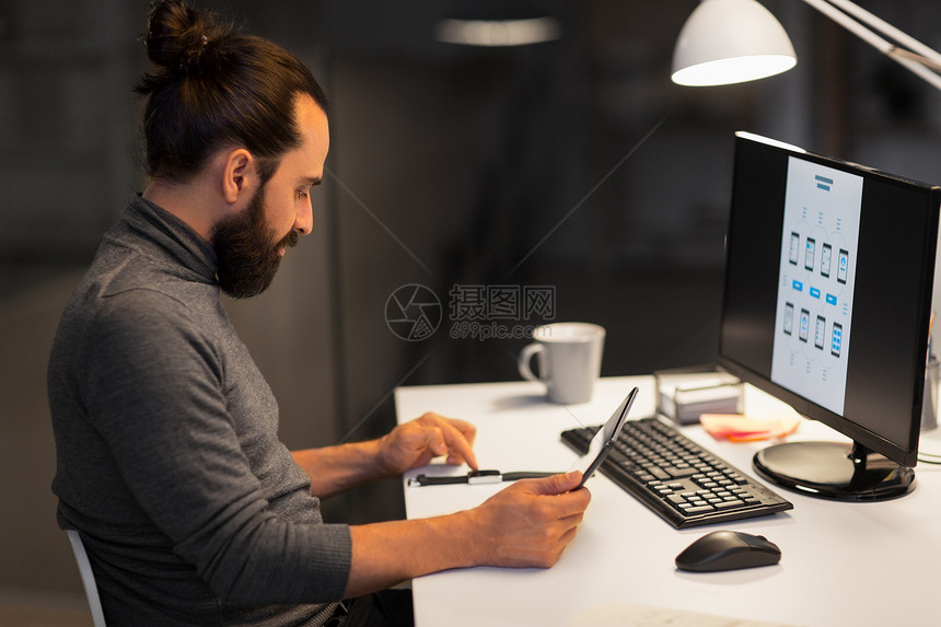 截止日期,技术人的创造的人与智能手表平板电脑电脑深夜办公室工作晚上办公室智能手表平板电脑的男人图片