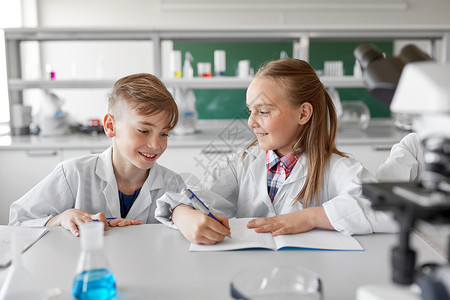 教育科学儿童孩子们学校实验室学化学,并写作业本孩子们学校实验室学化学图片