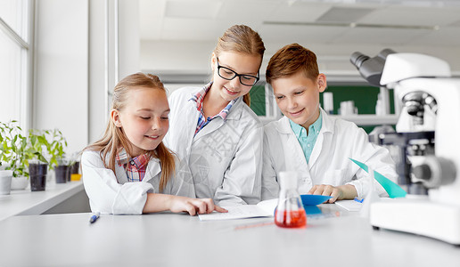 教育科学儿童快乐的孩子学校实验室学化学孩子们学校实验室学化学图片