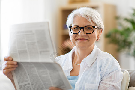 龄人的幸福的老妇女家阅读报纸的肖像老妇女家看报纸的肖像图片