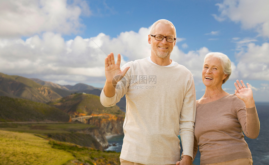 老,旅游,旅游人的快乐的老夫妇挥手比克斯比溪大桥上的大海岸加州背景长的夫妇大海岸挥手图片