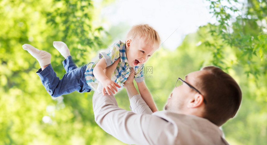 家庭,童,父亲人的快乐的父亲小儿子绿色的自然背景下玩玩父亲儿子夏天玩玩图片
