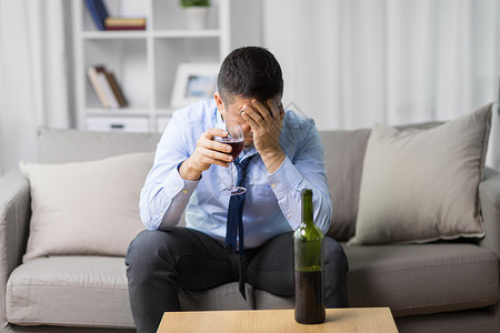 酒精男酗酒,家里喝杯红酒酗酒家喝红酒图片