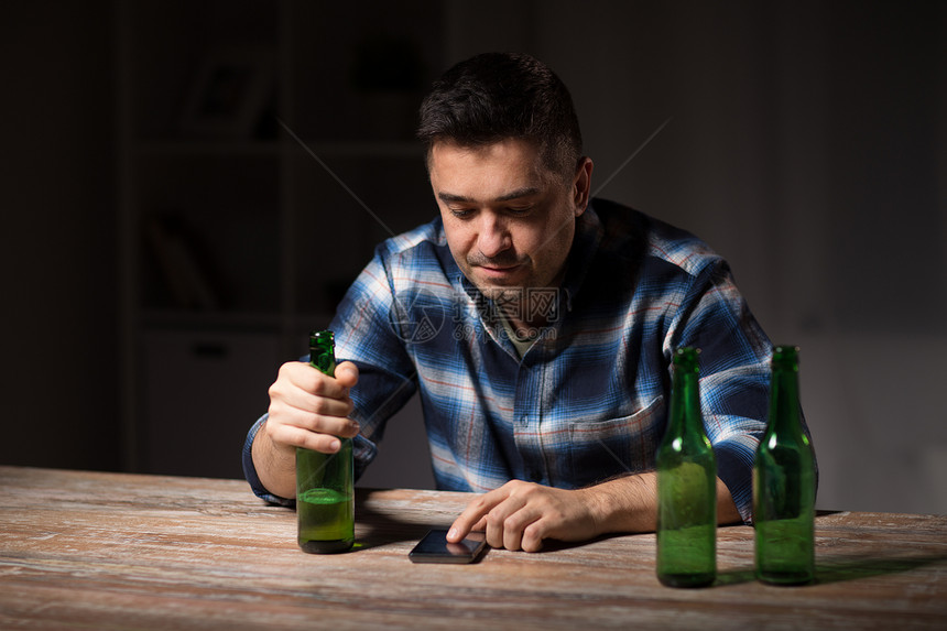 酒精醉酒的人晚上智能手机瓶啤酒晚上智能手机瓶啤酒的男人图片