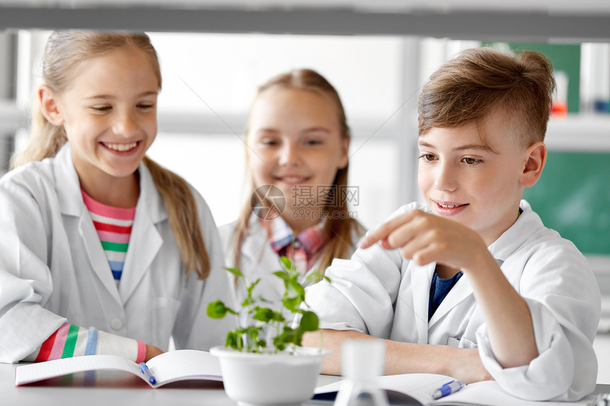 教育科学学校生物课上植物的孩子学生生物课上植物的孩子学生图片