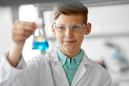 教育,科学儿童男孩戴着护目镜,试管学校实验室学化学学校学化学的试管男孩图片