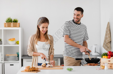 人健康的饮食夫妇烹饪食物家里厨房夫妇家里厨房饭图片