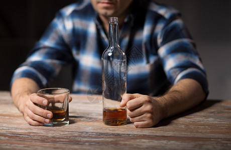 男酒精与瓶子璃饮用威士忌晚上晚上喝威士忌的酒鬼图片