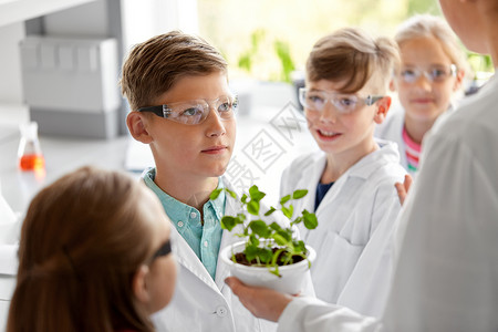 教育,科学学校学生教师与植物生物课生物课上植物的学生老师图片