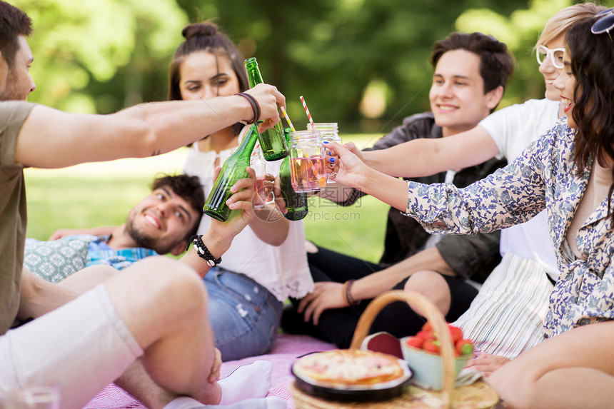 休闲,人庆祝快乐的朋友夏季公园野餐时发出含酒精的饮料朋友们夏天公园野餐时碰碰饮料图片