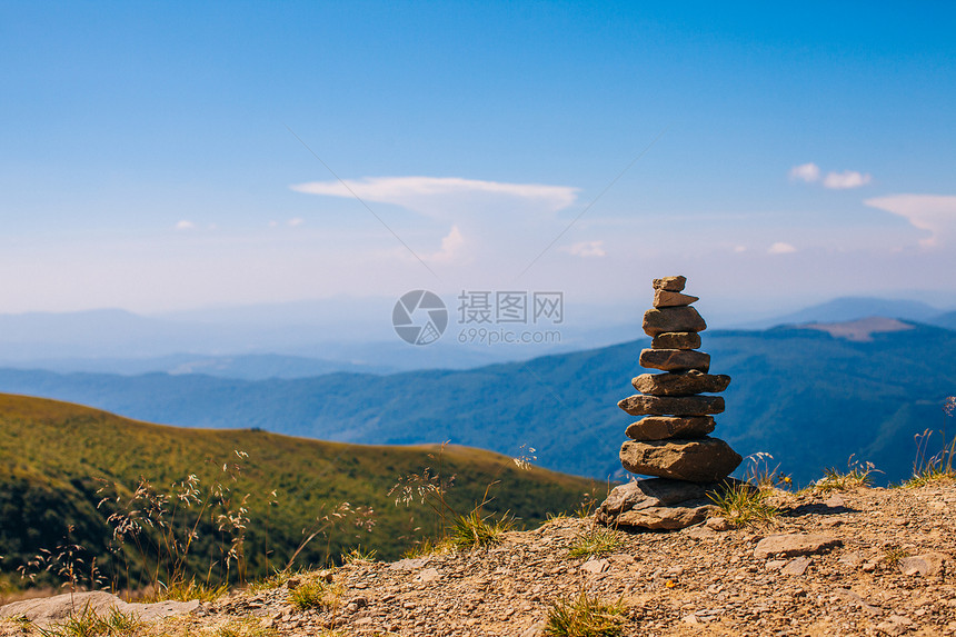 山峰上鹅卵石构成的塔图片