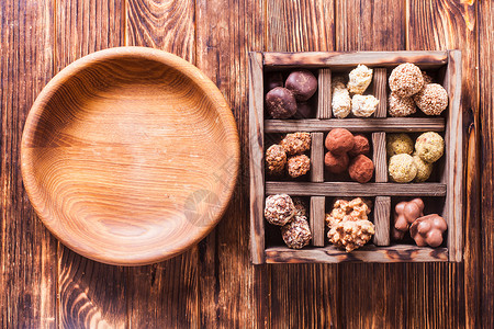 巧克力手工糖果空木桌,空地方的文字巧克力糖果盒图片