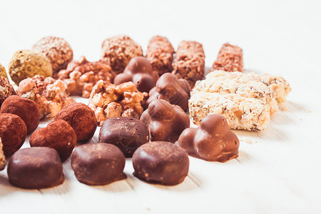 坚果收集白色桌子上的各种巧克力糖果豪华手工糖果巧克力糖果背景