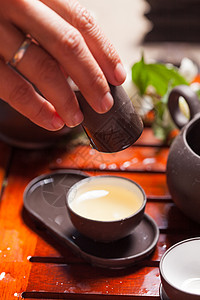 中国茶道用陶器的特写桌子中国茶道图片