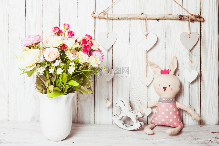 情人节礼物,如白色花瓶中的玫瑰,白色杯子,香味蜡烛,空框玩具兔子给瓦伦丁的礼物图片