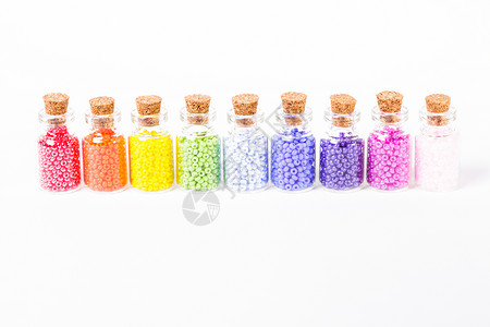 排序素材珠子老式迷你璃瓶与软木塞隔离白色瓶子里五颜六色的珠子背景