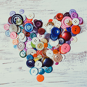 心形按钮素材五颜六色的纽扣老式木桌上的心形五颜六色的纽扣心背景