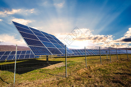 太阳能电池板抗山脉景观蓝天太阳能电池板的车站图片