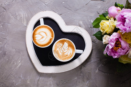 铁艺术两杯卡布奇诺心形托盘上快乐的早晨情人节夫妇喜欢两杯卡布奇诺图片