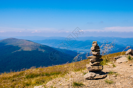 山峰上鹅卵石构成的塔,象征着平衡放松山岩平衡背景图片