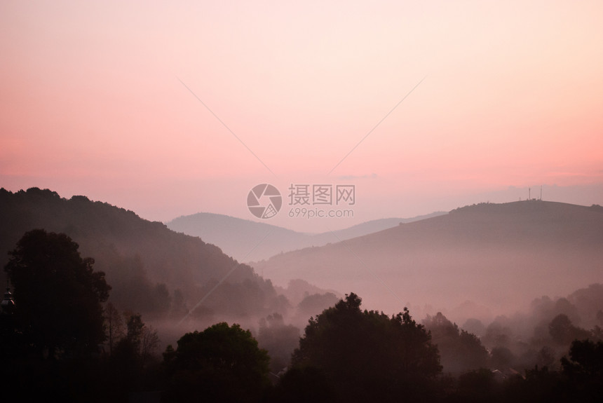 黎明前的时刻Mointans村庄的山顶上看晨雾茅塞顿开图片