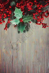 诞节冬青浆果冷杉树枝灰色冬青杉木树枝木墙上图片