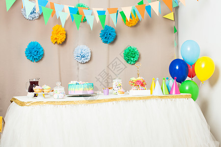 房间里装饰着桌子,没人参加生日快乐聚会生日快乐装饰背景图片