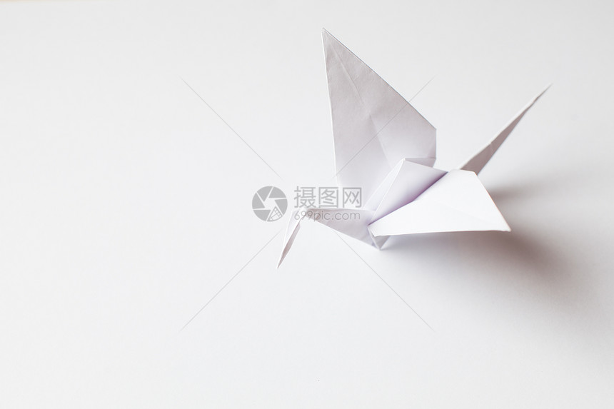 折纸鹤用白纸制成的,隔离白色背景上白鹤手工制作图片