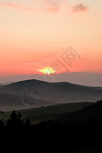 黎明前的时刻Mointans村庄的山顶上看晨雾茅塞顿开图片