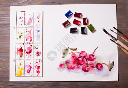 樱桃水彩艺术品,水彩画樱桃与绘画工具木制桌子上水彩画樱桃背景